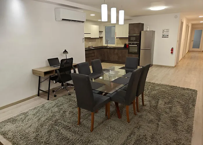 Modern Apartment With Large Outdoor Area - Sleeps 7, Close To Malta International Airport