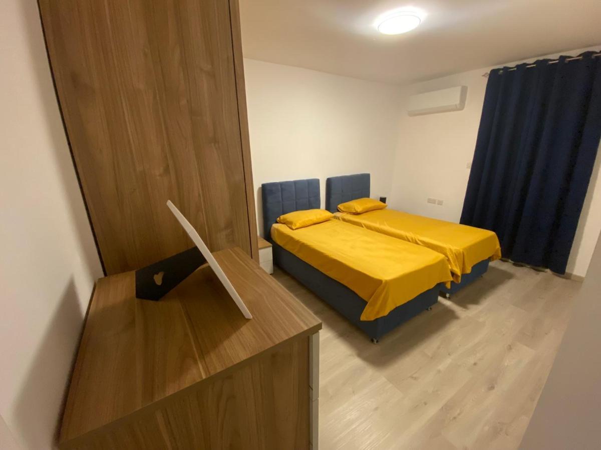 Modern With Large Outdoor Area - Sleeps 7, Close To Malta International Airport *