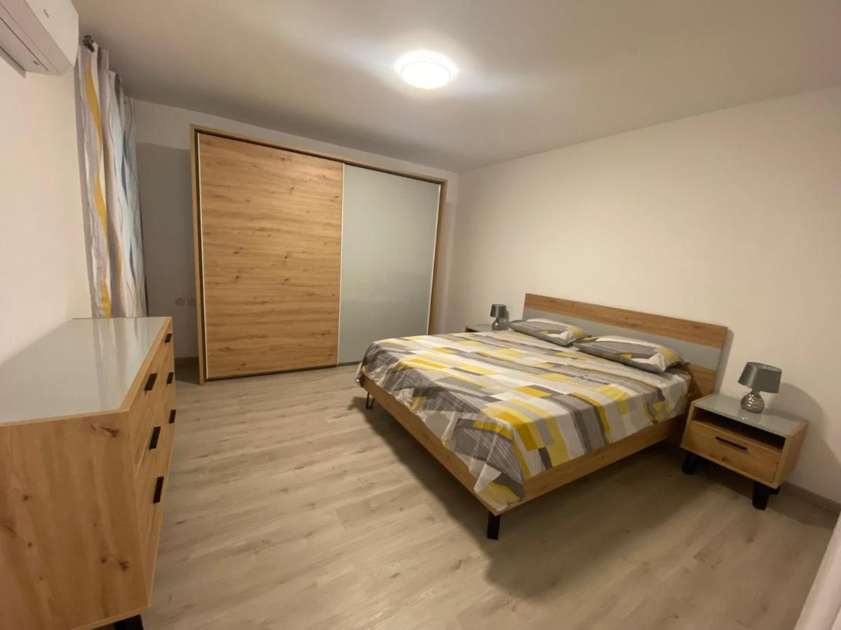Modern With Large Outdoor Area - Sleeps 7, Close To Malta International Airport Appartement