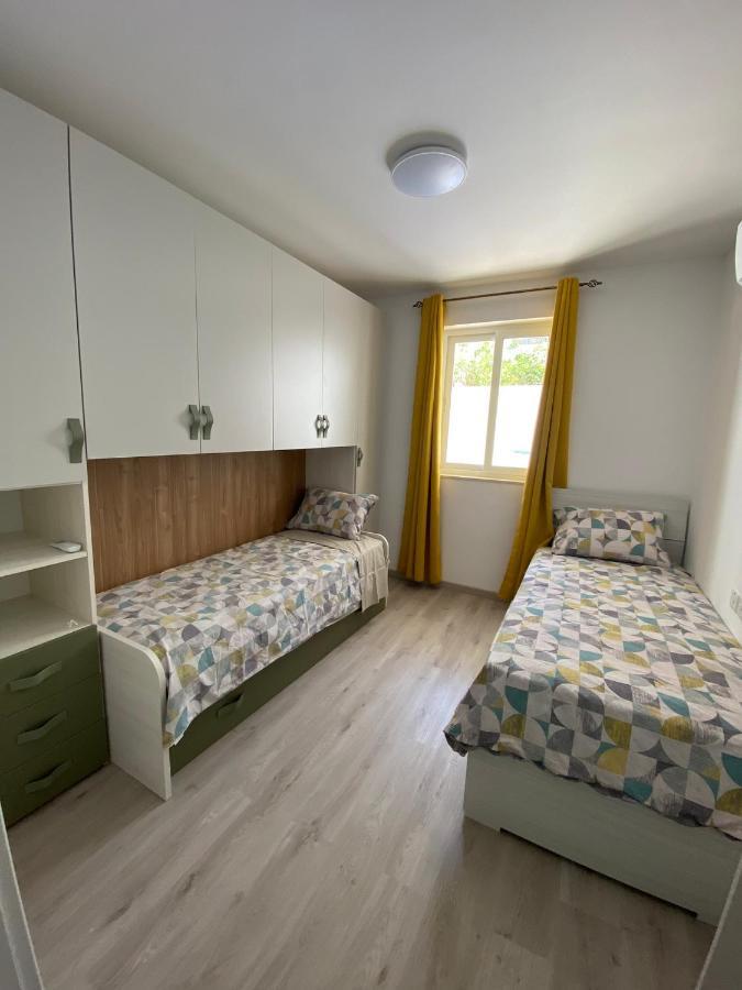 Modern With Large Outdoor Area - Sleeps 7, Close To Malta International Airport Appartement