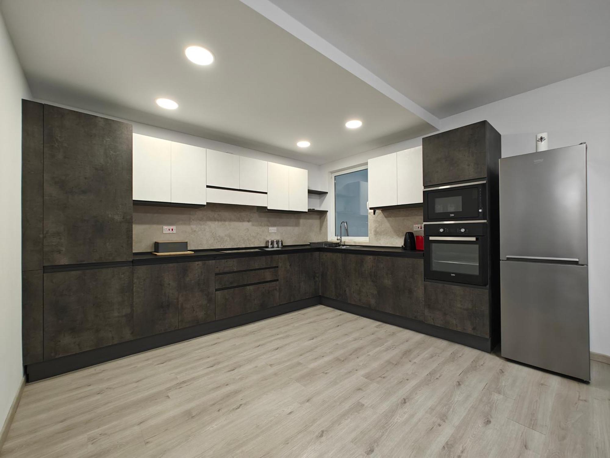 Modern With Large Outdoor Area - Sleeps 7, Close To Malta International Airport Appartement *